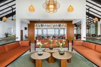 een hotellobby met oranje banken en tafels bij Ligness Green Odyssey 