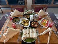 uma mesa com pratos de comida em cima em Hotel Laals Inn Grand By Jesway Hotels and Resorts em Cochin