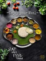 um prato de alimentos com vários tipos de alimentos nele em Hotel Laals Inn Grand By Jesway Hotels and Resorts em Cochin