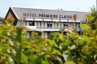 Un edificio con un cartel que dice &quot;Hotel Pineapple Glass&quot; en Premiere Classe Montpellier Sud Lattes, en Lattes