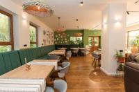 een restaurant met groene muren en tafels en stoelen bij Pensiunea Bucuria Cheia & Ferma Animale in Cheia