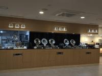 een keuken met een aanrecht met meerdere verlichting bij Sokcho Marina Hotel in Sokcho