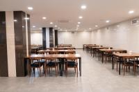 een eetkamer met houten tafels en stoelen bij Sokcho Marina Hotel in Sokcho