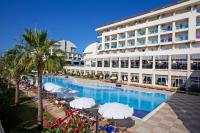 Bazén v ubytování Titan Select Hotel Ultra All Inclusive nebo v jeho okolí