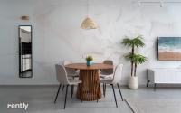 ein Esszimmer mit einem Holztisch und Stühlen in der Unterkunft Luxury Apartments And Studios At Sea Side By Rently in Eilat