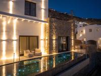 トゥルロスにあるVEZO Suites Mykonosの夜のプール付きヴィラ