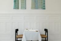 サンセールにあるLes Hauts de Sancerreの白いテーブル(椅子2脚付)