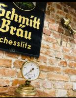 Et logo, certifikat, skilt eller en pris der bliver vist frem på Schmitt Bräu - Hotel und Brauereigasthof