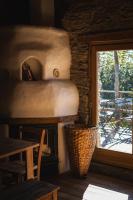 Una sala de estar con chimenea y una ventana. en Rifugio Pra La Peira, en Riclaretto