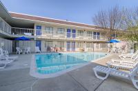 un complejo con piscina y sillas y un hotel en Motel 6-Laurel, DC - Washington Northeast, en Laurel