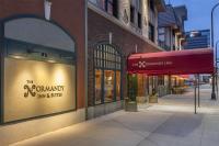 una tienda frente con un toldo rojo en una calle en Best Western Plus The Normandy Inn &amp; Suites, en Minneapolis