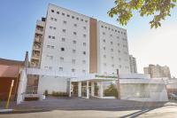 Un gran edificio blanco con un cartel en él. en Hotel Nacional Inn Bauru, en Bauru