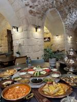 un tavolo con molti piatti di cibo sopra di Zenobia Otel a Midyat