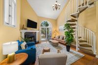 ein Wohnzimmer mit einer blauen Couch und einem Kamin in der Unterkunft Relax at Forge Chalet Tranquil Retreat Near Attractions in Pigeon Forge