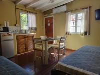 Una cocina con una mesa y sillas en una habitación. en MI CASA APARTS, en Tunuyán