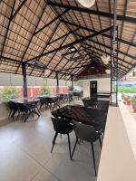 Un restaurante u otro lugar para comer en Cozycaza resort