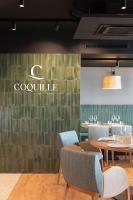 een restaurant met tafels en stoelen en een bord met de tekst 'goede wil' bij Hotel de la Plage in Erquy