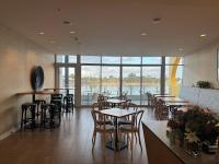 Un restaurante u otro lugar para comer en The Sebel Mandurah