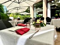 une table avec une nappe blanche et des serviettes rouges dans l'établissement Hotel Les Vallées Labellemontagne, à La Bresse