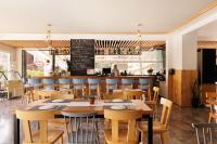 Restaurace v ubytování Rustic Charm Apartment in Ipsos