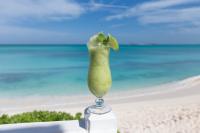 een drankje in een glas op het strand bij Sandyport Beach Resort in Nassau