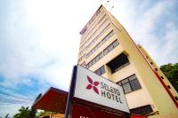 Un edificio con un letrero que indica una casa de madera. en Seleto Hotel, en Volta Redonda