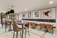 un restaurante con mesas, sillas y cuadros en la pared en Sonesta Hotel Baltimore Inner Harbor, en Baltimore