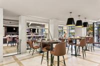 Un restaurante con mesas y sillas y un bar. en Sonesta Hotel Baltimore Inner Harbor, en Baltimore