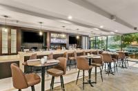 Un restaurante con mesas y sillas y un bar. en Sonesta Hotel Baltimore Inner Harbor, en Baltimore