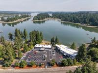 una vista aérea de un aparcamiento junto a un lago en Oyster Bay Inn &amp; Suites, en Bremerton