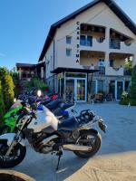 una fila de motocicletas estacionadas frente a un edificio en Casa Sima, en Curtea de Argeş