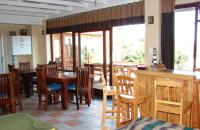 een eetkamer met een tafel en stoelen bij Hoylake Inn in East London