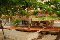 un'amaca in mezzo a un patio con un ristorante di Uma Resort Togean a Katupa