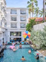 Un grupo de personas en la piscina de un hotel. en Lub d Phuket Patong - Near Patong Beach &amp; Vibrant Social Vibe, en Patong Beach