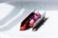 瓦雷斯Castel Novel Cottage的桌子上摆着两块蛋糕