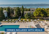 una piscina con sillas y sombrillas en un resort en Bluesun Holiday Village Bonaca - Full Board Plus, en Bol