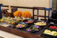 um bufê com diferentes tipos de comida em uma mesa em Atour Hotel Beijing Guomao Dongdaqiao Subway Station em Pequim