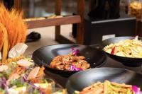 uma mesa com três tigelas de comida e vegetais em Atour Hotel Beijing Guomao Dongdaqiao Subway Station em Pequim