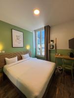 Un dormitorio con una cama grande y una ventana. en Hotel de Berne, en Niza