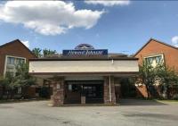 Un edificio con un cartel encima en Howard Johnson by Wyndham Newark Airport, en Newark