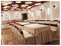 um salão de banquetes com mesas e cadeiras brancas e balões roxos em Hotel J-K Residency In Muzaffarpur Full AC OR NON AC ROOM em Muzaffarpur