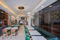 イスタンブールにあるペラ ライフのレストランのテーブルと椅子の列