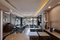 イスタンブールにあるペラ ライフのテーブルと椅子と窓のあるレストラン