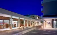 eine Reihe von Gebäuden in der Nacht mit Topfpflanzen in der Unterkunft Verudela Villas in Pula