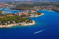 eine Luftaufnahme einer kleinen Insel im Wasser in der Unterkunft Verudela Villas in Pula
