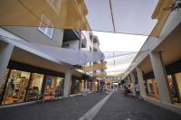 ein Einkaufszentrum mit Leuten, die eine Straße entlang laufen in der Unterkunft Verudela Villas in Pula