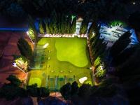 eine Draufsicht auf einen Rasen mit Bäumen und Lichtern in der Unterkunft Verudela Villas in Pula