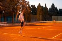 zwei Personen, die Tennis auf einem Tennisplatz spielen in der Unterkunft Verudela Villas in Pula