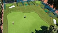 eine Draufsicht auf ein Putting Green mit zwei Personen darauf in der Unterkunft Verudela Villas in Pula