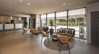ein Wohnzimmer mit Stühlen, Tischen und Fenstern in der Unterkunft Arena Grand Kazela Camping Homes in Medulin